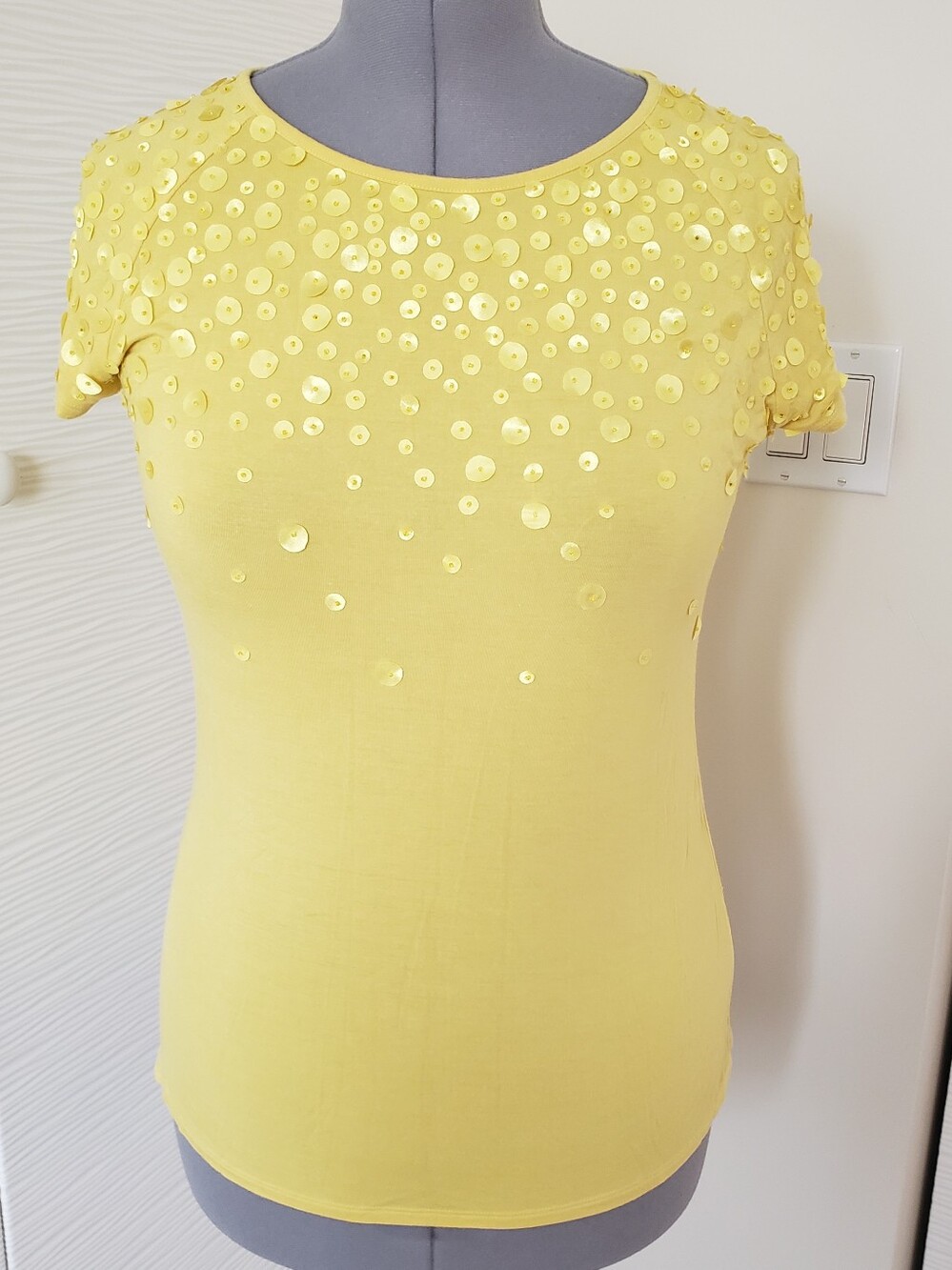 Chelsea & Theodore Bright Yellow Sequined Accent Top Sz L